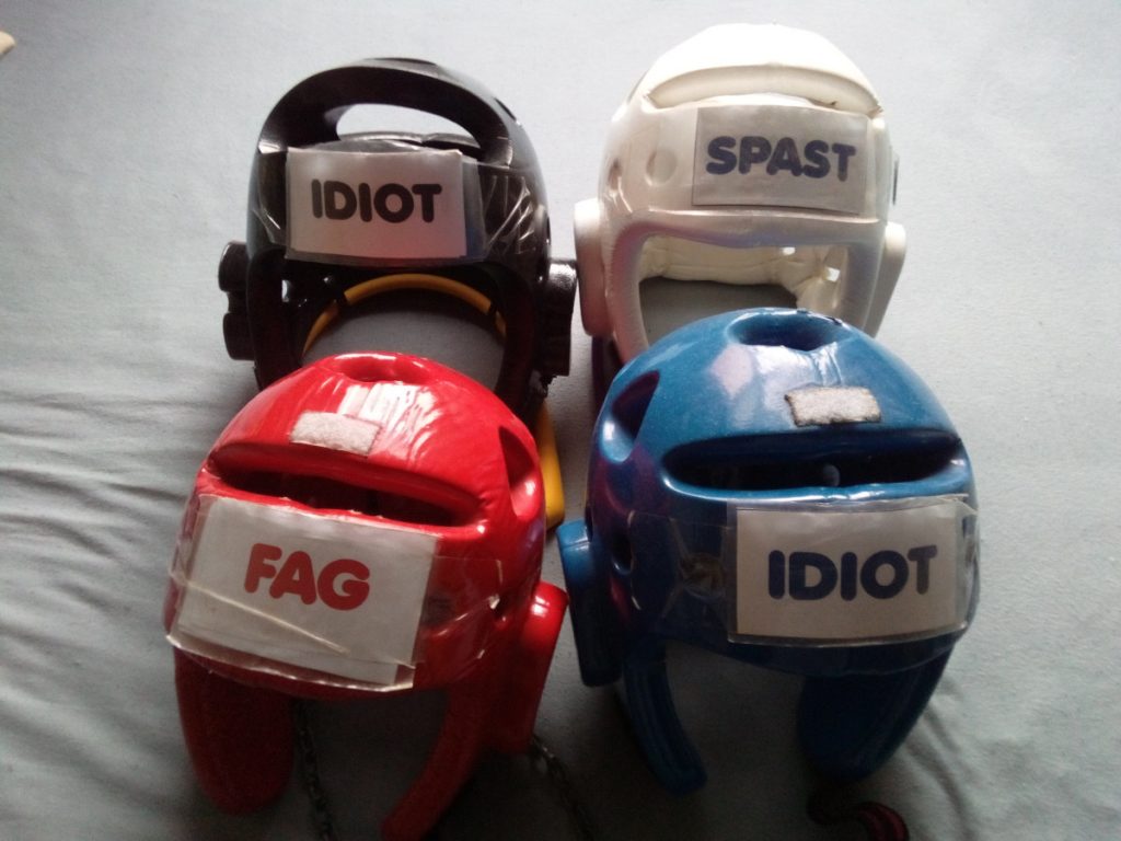 Eine Auswahl der Deppenhelme, teils mit Zahlenschloss, teils mit Kettenschloss zu sichern. Beschriftungen nach Wahl des Dom