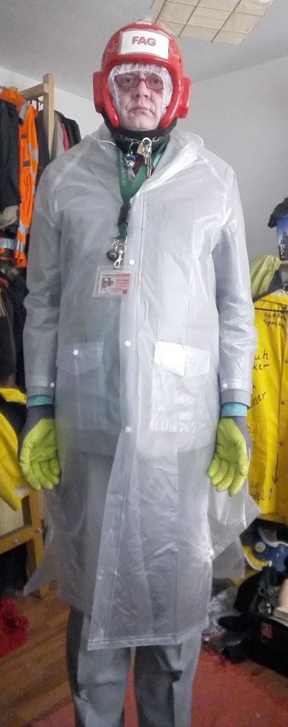 Schulfein im Anzug und Klarsicht-PVC darüber.