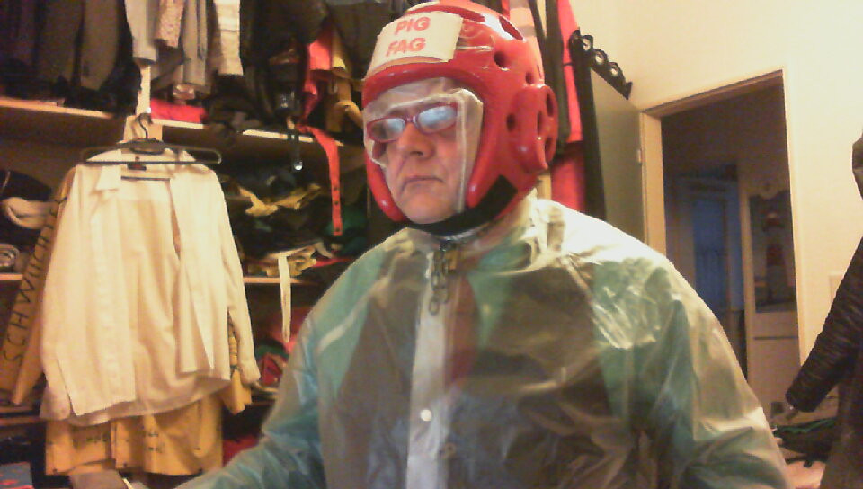 Schulfein und mit transparentem PVC, darf der Depp sich vor der Cam präsentieren