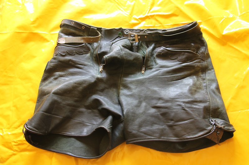 kurze Glattlederhose