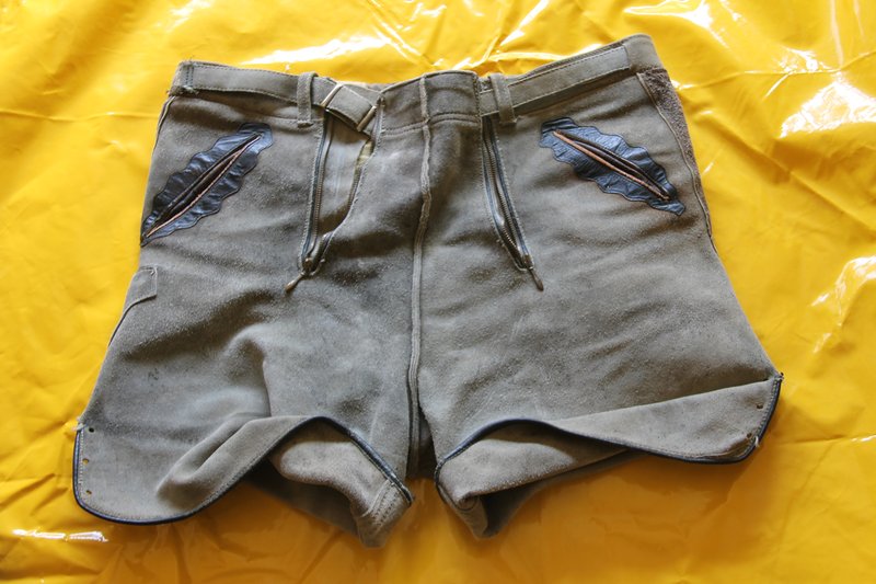 Kurze Wildlederhosn