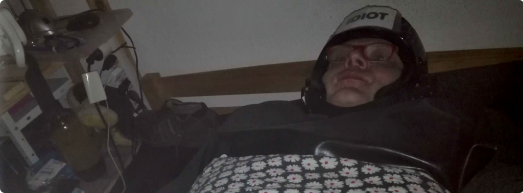 Depp im Schlaf-Anzug im Folienbett