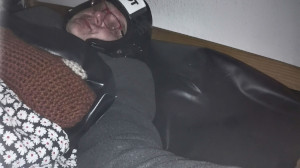 Depp im Schlaf-Anzug im Folienbett