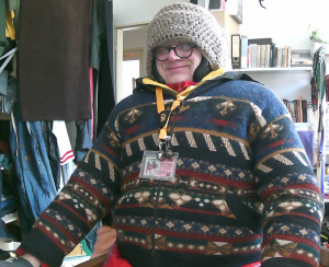 Wie ein Michelin-Männchen sitzt der Depp am Schreibtisch